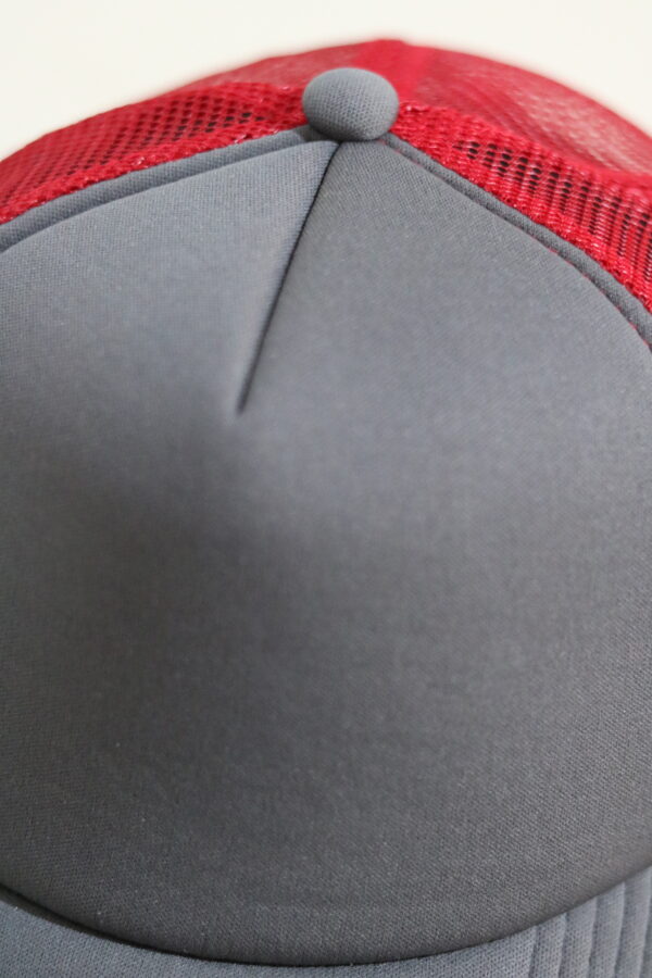 GORRA GRIS CON ROJO - Image 2